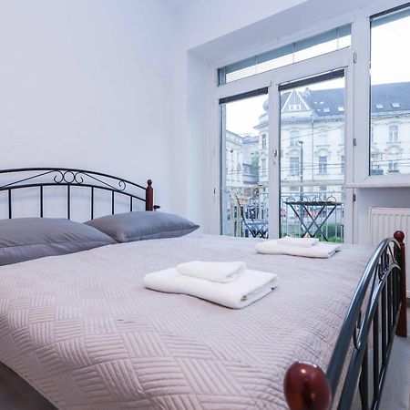 Charming Old Town Family Retreat Apartment Братислава Екстериор снимка