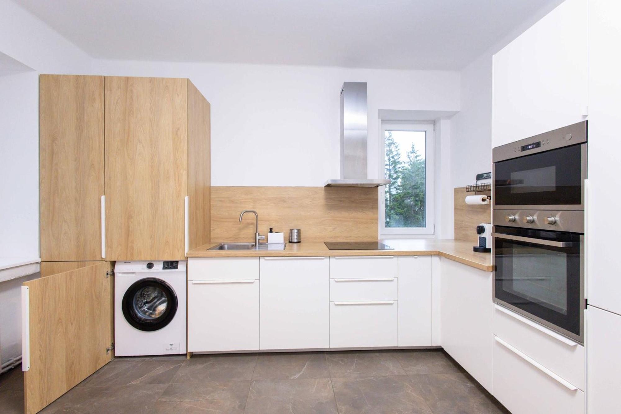 Charming Old Town Family Retreat Apartment Братислава Екстериор снимка