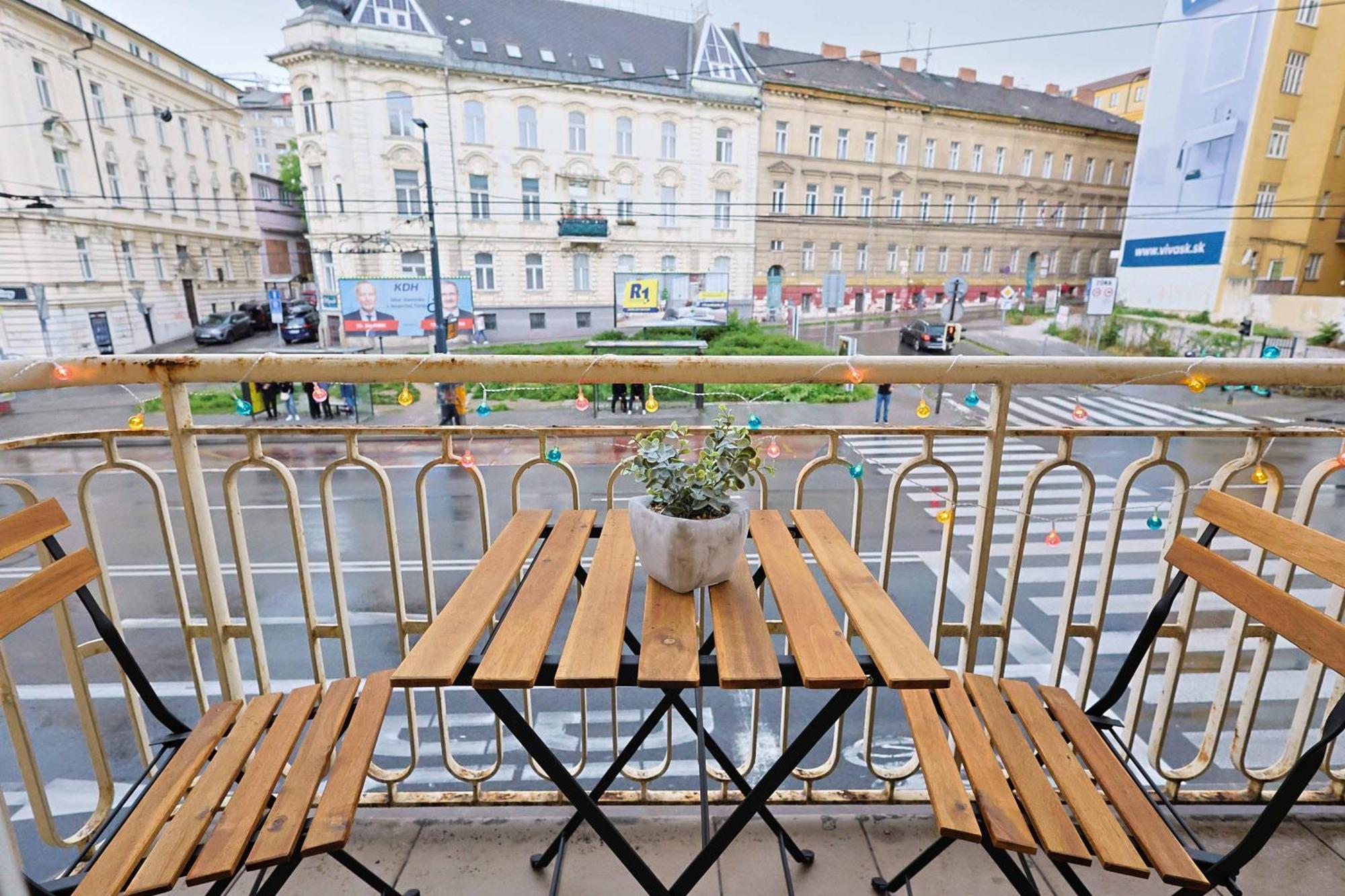 Charming Old Town Family Retreat Apartment Братислава Екстериор снимка