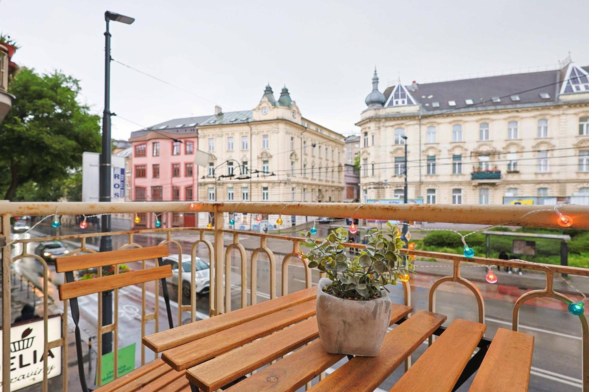 Charming Old Town Family Retreat Apartment Братислава Екстериор снимка
