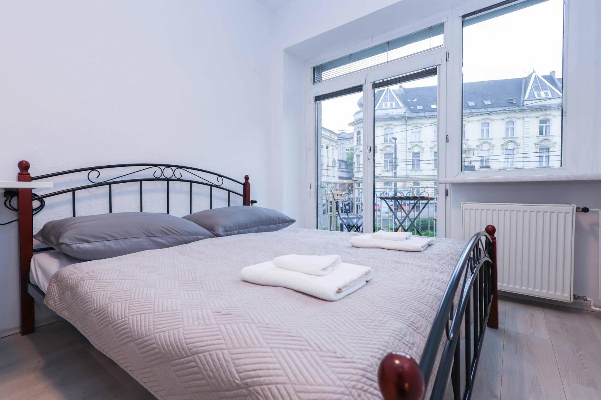Charming Old Town Family Retreat Apartment Братислава Екстериор снимка